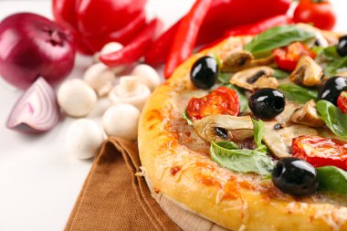 Sebze kesme tahtası üzerinde lezzetli lezzetli pizza