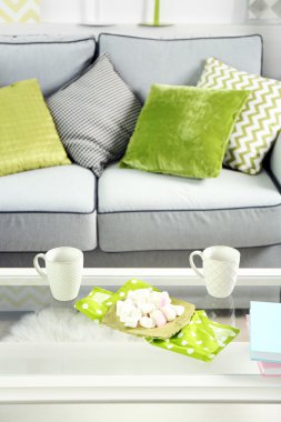 Şekerleme ve iki bardak ile düşük tablo