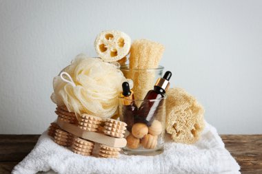 Çeşitli doğal banyo araçlar ahşap tablo