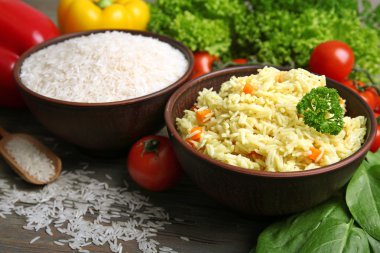 Kase pilav ve sebze ahşap masa portre üzerinde