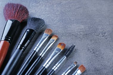 Gri arka plan üzerinde makyaj fırçaları