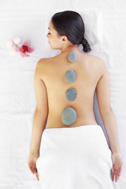 Kadın çakıl ile rahatlatıcı 