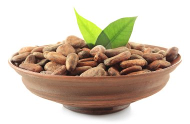 Aromatik kakao çekirdekleri ve beyaz arka plan üzerinde izole çikolata ile kase, yakın çekim