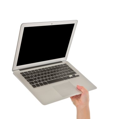 Beyaz arka plan üzerinde izole elinde modern dizüstü bilgisayar