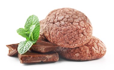 Beyaz izole çikolatalı çerez çikolata parçaları ve nane,