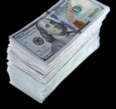 Doları banknot siyah arka plan üzerine yığını