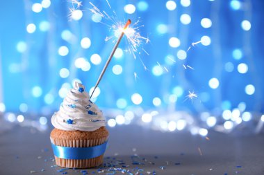 Beyaz krema buzlanma ile cupcake  