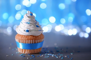 Glitter arka plan üzerinde buzlanma beyaz kremalı cupcake yakın çekim