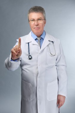 Yakışıklı doktor stetoskop ile