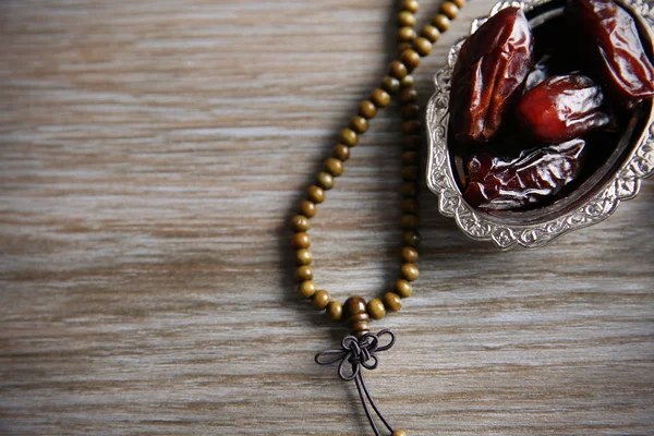 Dry dates and rosary — Stock Photo, Image