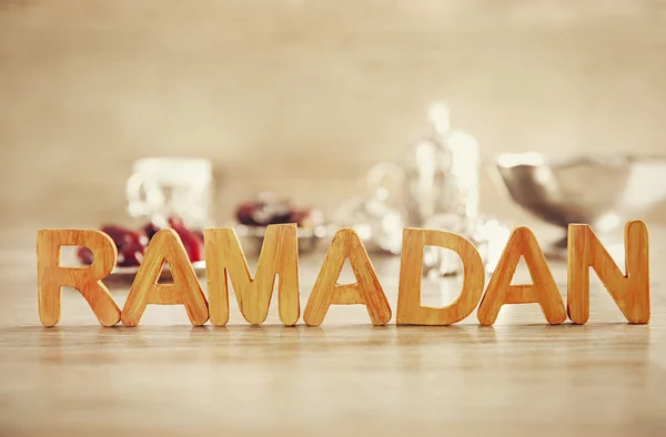 Рамаданское слово с деревянными буквами — стоковое фото