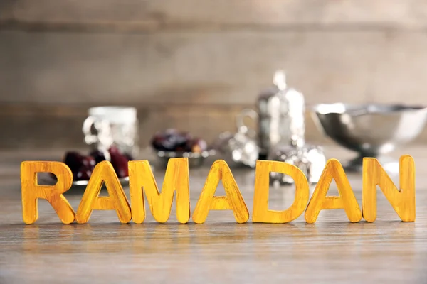 Рамаданское слово с деревянными буквами — стоковое фото