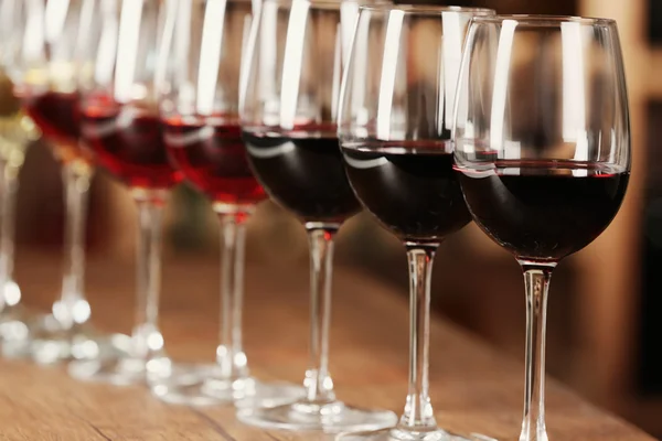 Muchas copas de vino diferentes en una fila en el mostrador de bar — Foto de Stock