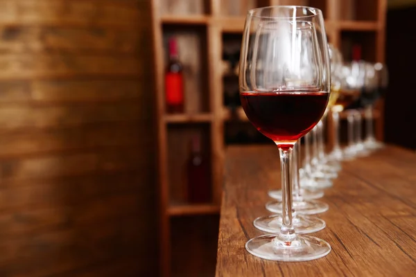 Many glasses of different wine in a row on bar counter — Stock Photo, Image