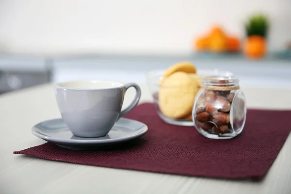 Kopje koffie op katoenen servet — Stockfoto