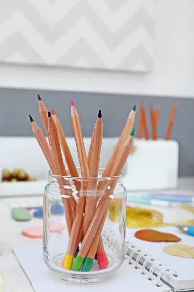 Ensemble de crayons de couleur dans un bocal en verre — Photo