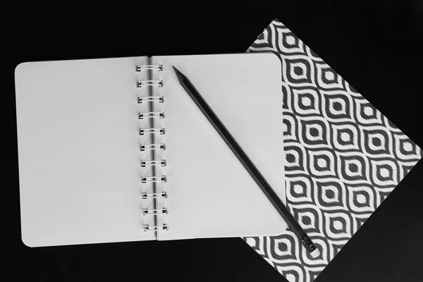 Notebooky s nálepkami a tužka — Stock fotografie