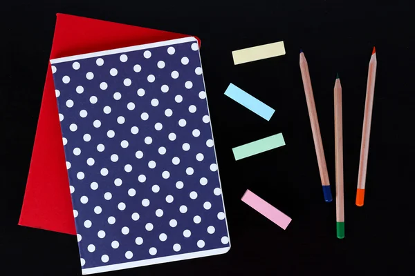 Renkli kalemler ile dizüstü bilgisayar — Stok fotoğraf
