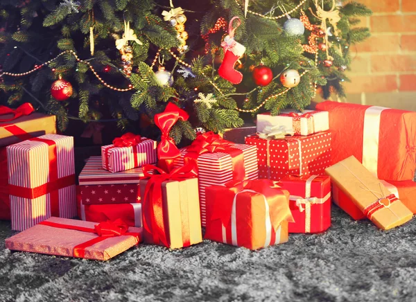 Παρουσιάζει κάτω από το χριστουγεννιάτικο δέντρο — Φωτογραφία Αρχείου