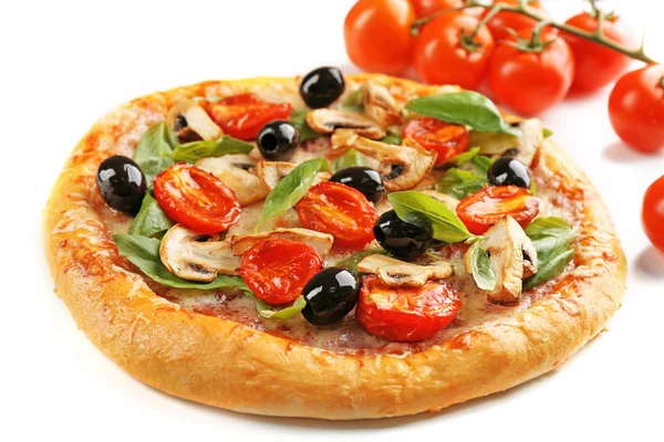 Смачна смачна піца з овочами, ізольована на білому — стокове фото