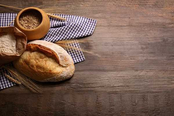 신선한 구운 빵, 밀가루, 밀, 나무 바탕에 냅킨 — 스톡 사진