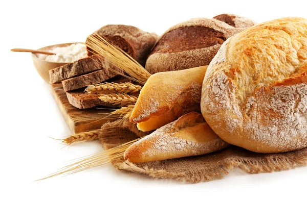 Свіжий запечений хліб і пшеничні вуха, ізольовані на білому — стокове фото