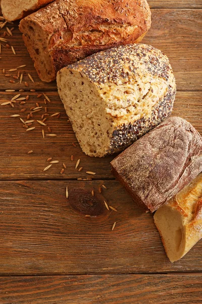 木製の背景にパンを焼き新鮮なカットします。 — ストック写真