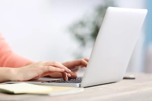 Frau arbeitet mit Laptop — Stockfoto