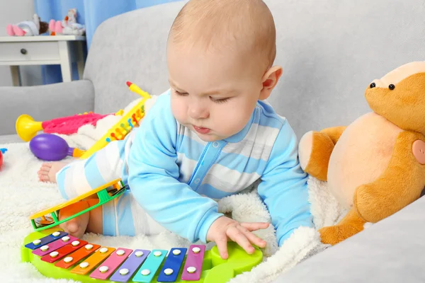 Adorable bébé avec des jouets — Photo