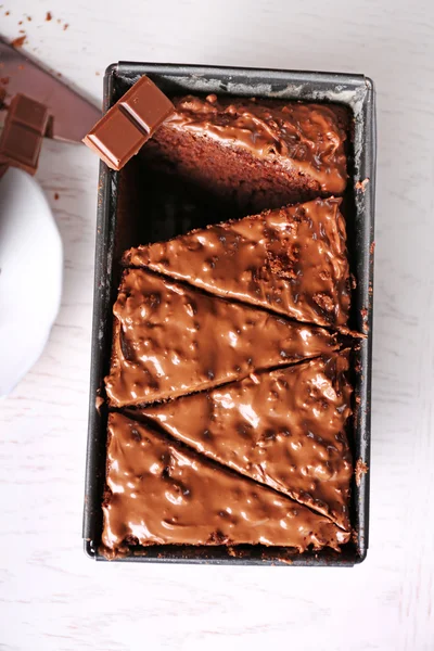 Heerlijke chocolade cake met moer crème op witte tafel, close-up — Stockfoto