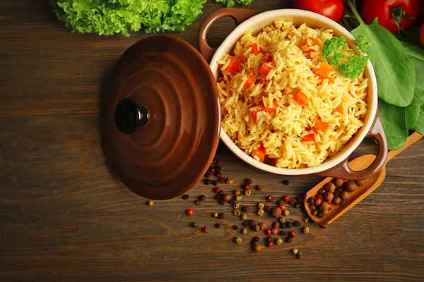 Pan de arroz vegetariano con verduras y pimienta de Jamaica en la mesa de madera, vista superior — Foto de Stock