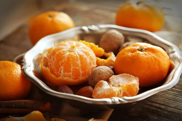 Mandarinas en la vieja mesa de madera, de cerca — Foto de Stock