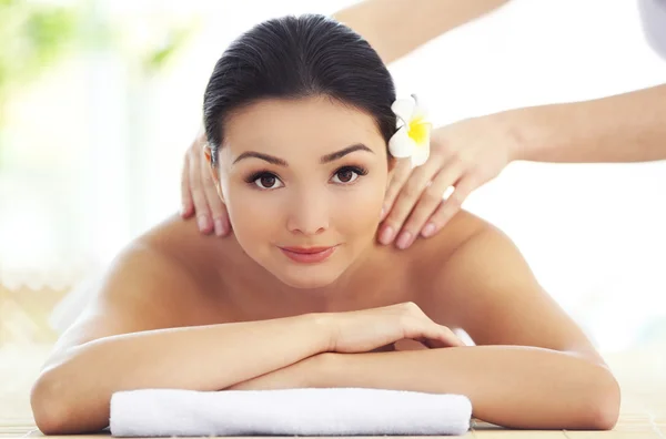 Massaggiatore facendo massaggio sulla donna — Foto Stock