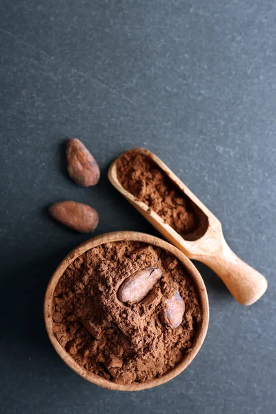 Bowl dengan bubuk kakao aromatik pada latar belakang abu-abu, menutup — Stok Foto
