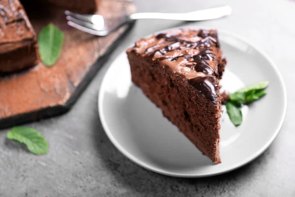 Sliced chocolate pie in plate, closeup — Stock Photo, Image