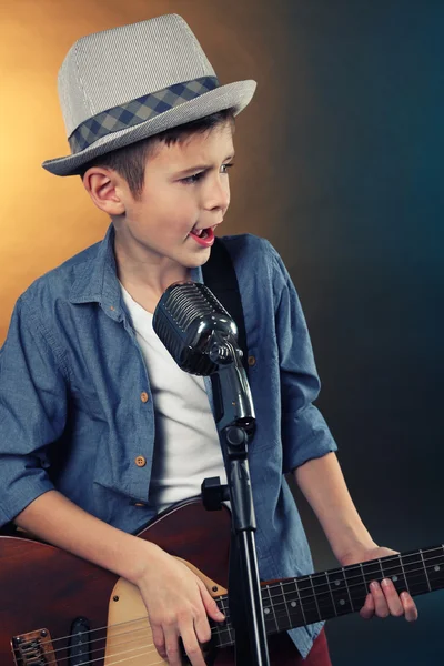 Niño tocando guitarra — Foto de Stock