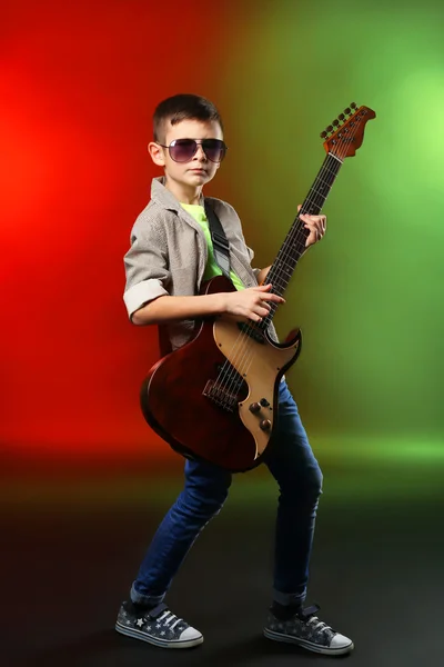 Ragazzo suonare la chitarra — Foto Stock