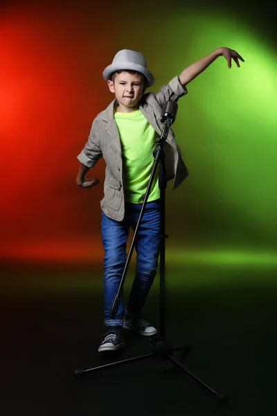 Niño cantando con micrófono — Foto de Stock