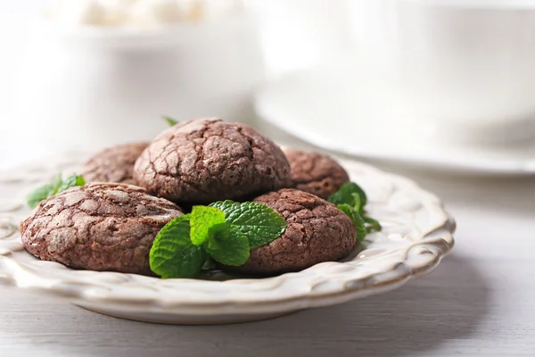 Шоколадное печенье с мятой на светлом фоне — стоковое фото