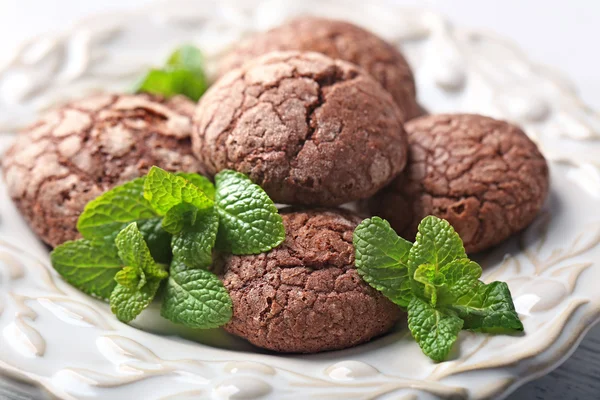 Chocolate chip cookie with mint in plate, closeup — Stock Photo, Image