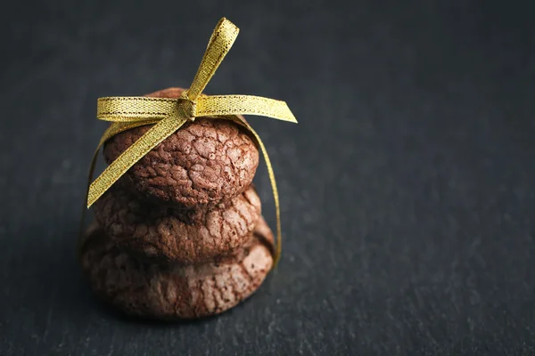 Шоколадное печенье с желтой полосой на темном фоне — стоковое фото