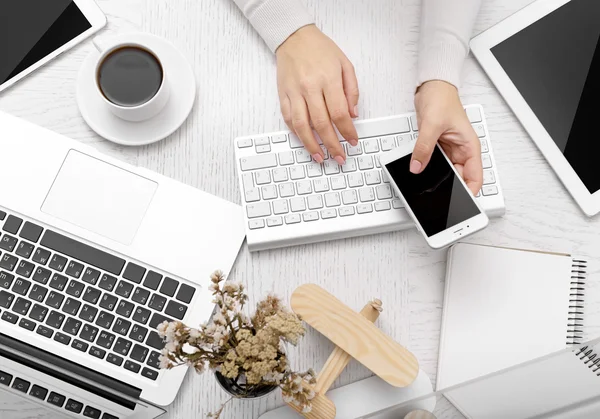 Concepto de uso de la electrónica . — Foto de Stock