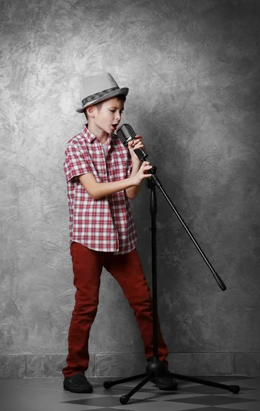 Kleine jongen zingen met microfoon — Stockfoto