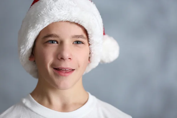 Süßer Junge mit Weihnachtsmütze — Stockfoto