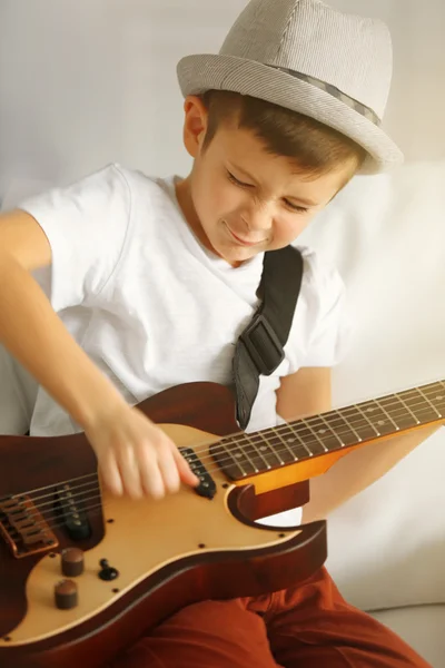 Junge spielt Gitarre — Stockfoto