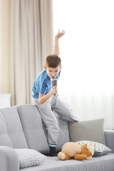 Kleine jongen zingen met microfoon — Stockfoto