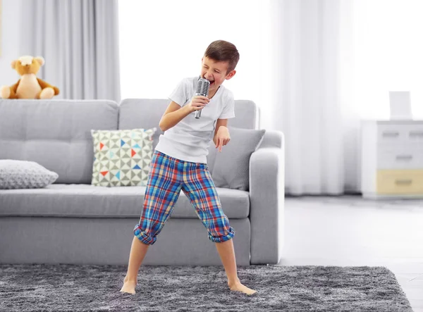 Liten pojke sjunger med mikrofon — Stockfoto