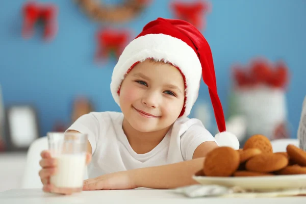 Gladlynt pojke i Santa hatt — Stockfoto
