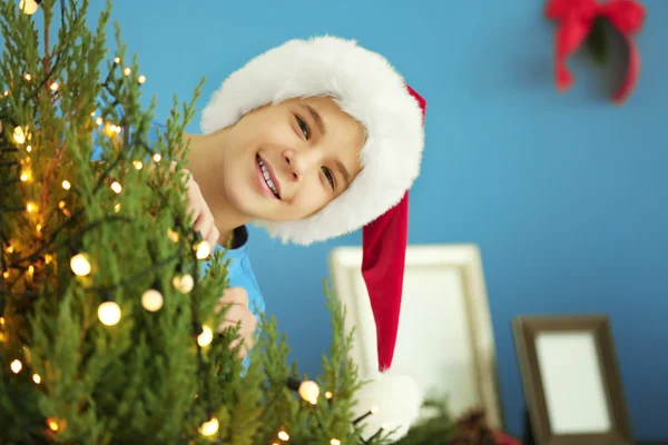 Rapaz alegre com árvore de Natal — Fotografia de Stock