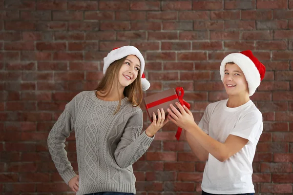 Joyeux Frère Sœur Avec Boîte Cadeau Sur Fond Mur Briques — Photo